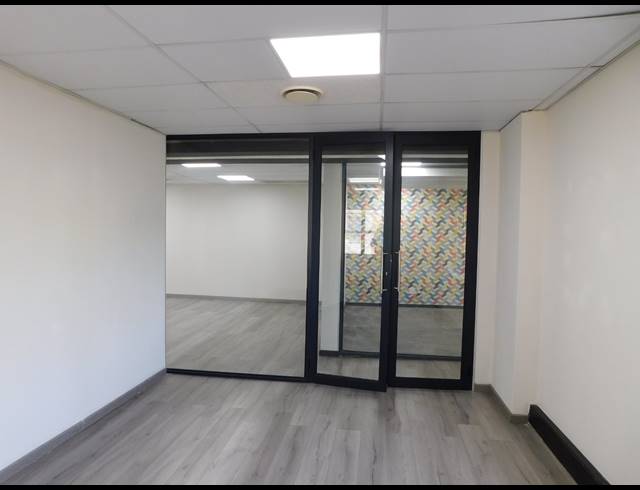 188M² OFFICE TO LET IN HYDE PARK